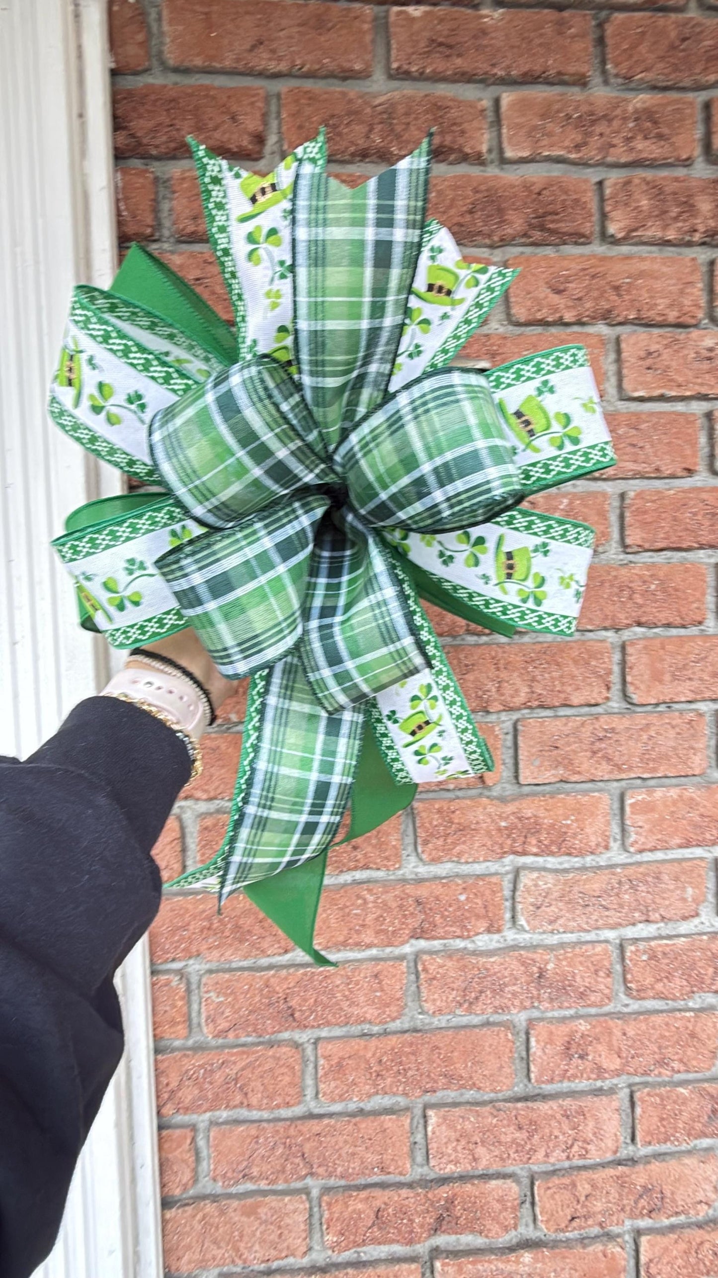 St Patrick’s Day Bow for Front Door, Green Plaid Shamrock Wreath Bow, Irish Decor, Leprechaun Ribbon Door Bow, Spring Wreath Accent